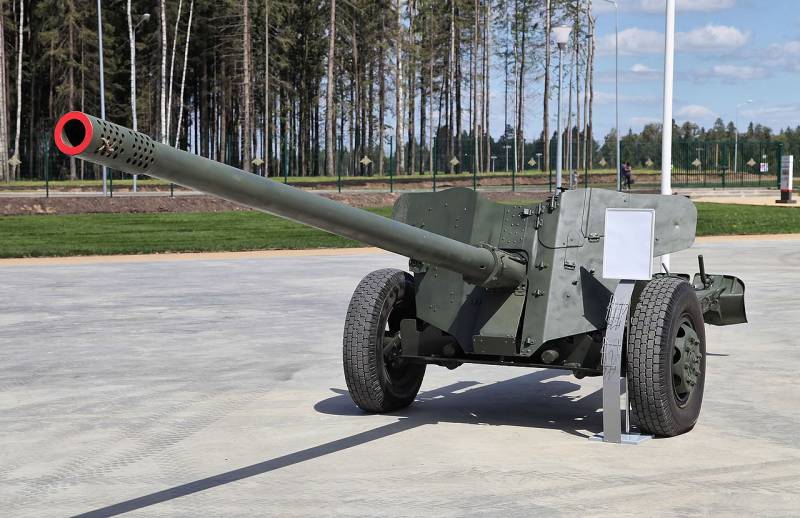Обстрел танка Т-54/55 кумулятивными снарядами из гранатометов, ракетных комплексов и САУ Обстрел танка Т-54/55 кумулятивными снарядами из гранатометов, ракетных комплексов и САУ оружие