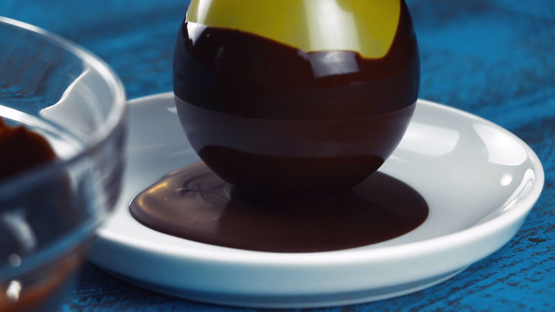 процесс приготовления шоколадного яйца