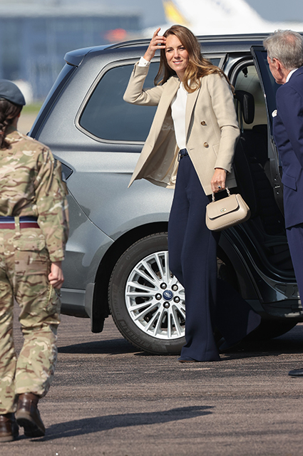 Кейт Миддлтон вернулась к своим королевским обязанностям после каникул и встретилась с военными в Англии Монархии