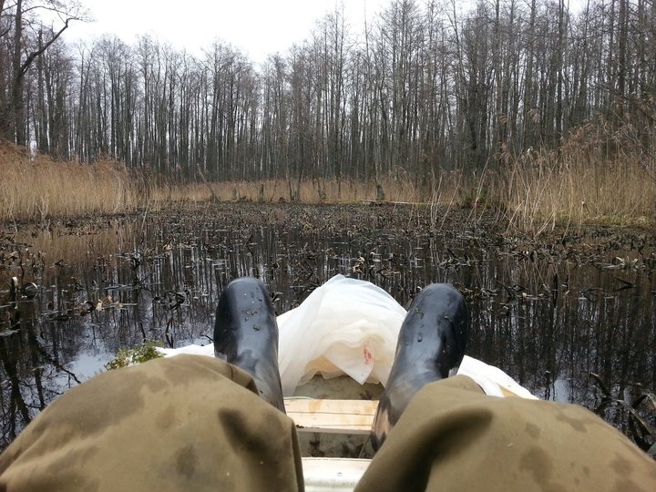 «Эта лодка непотопляема». Бобруйчанин покорил каскад Дубовских озер на каяке из детской ванночки