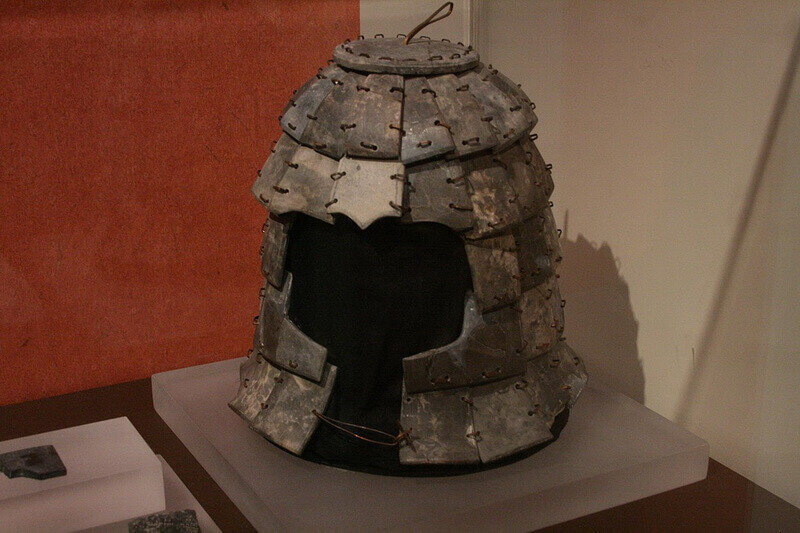 Шлем из каменных пластин, найденный на территории мавзолея Цинь Шихуанди. 