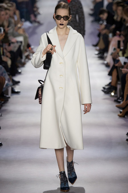 Модель в белом пальто ниже колен от Christian Dior - модные пальто осень 2016, зима 2017