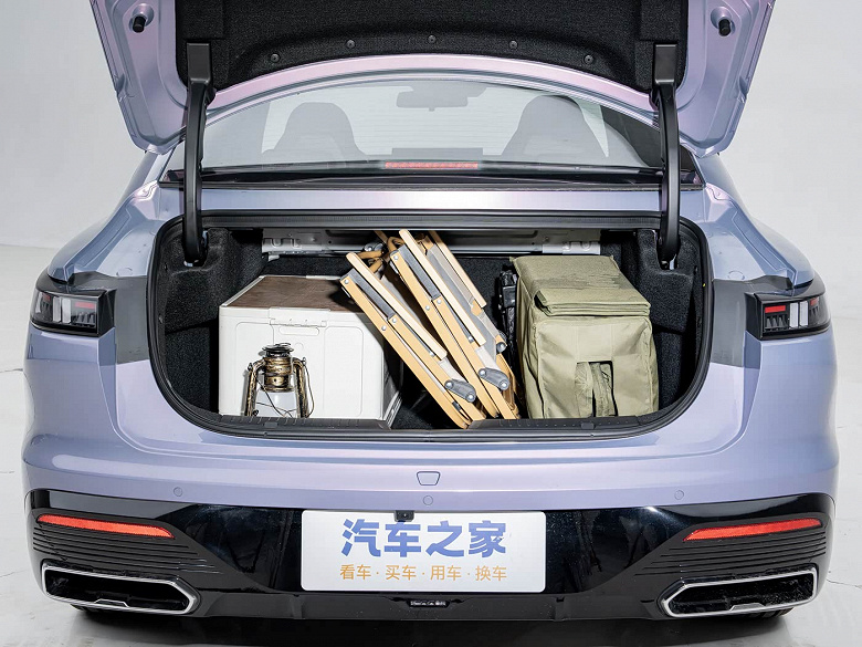 Просторный 192-сильный седан Changan — всего 72,9 тыс. юаней (830 тыс. рублей). Представлен обновленный Changan Eado