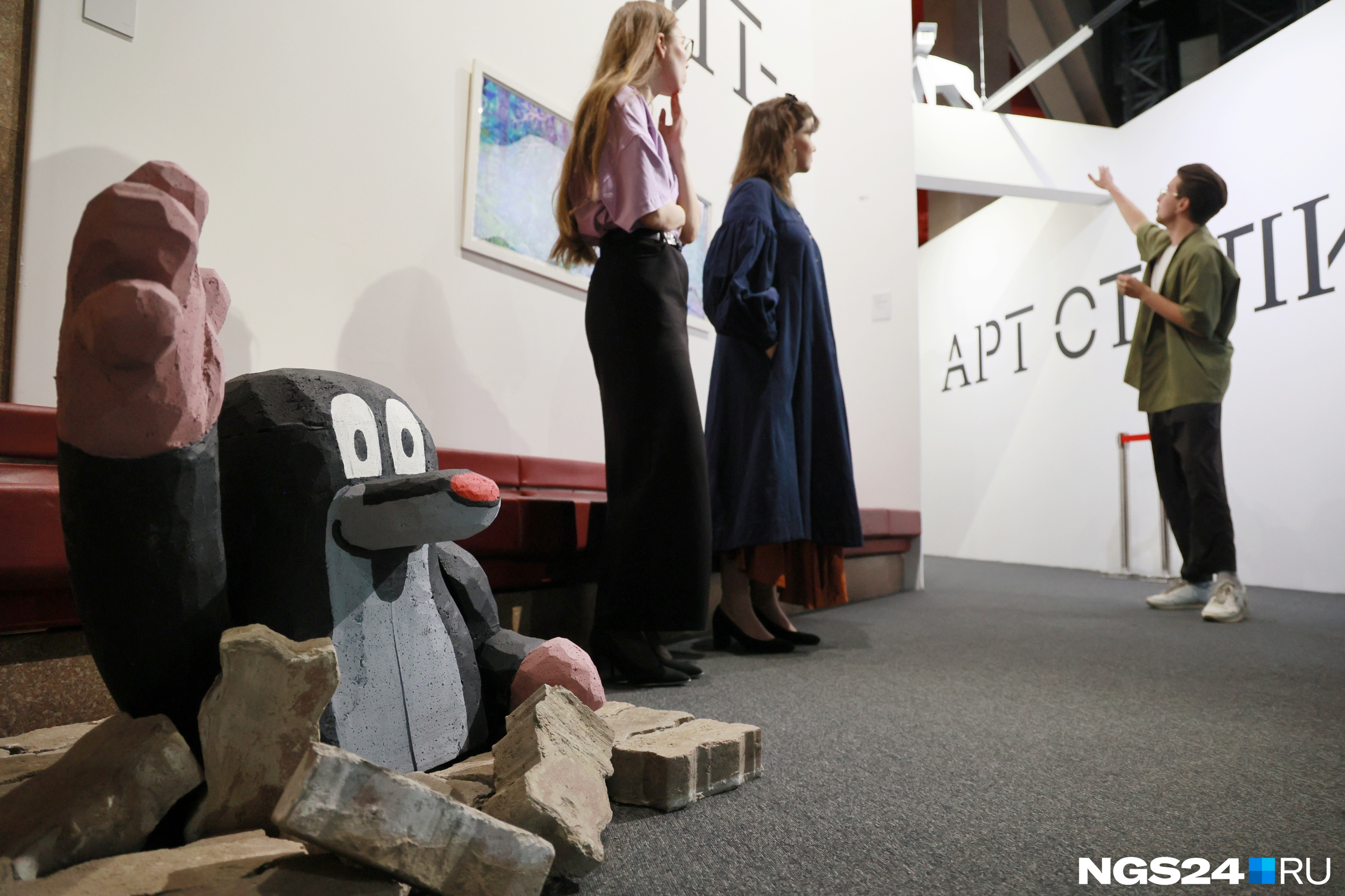В Красноярске открылась выставка «Стрит-арт столицы» с кротом из «Крота»