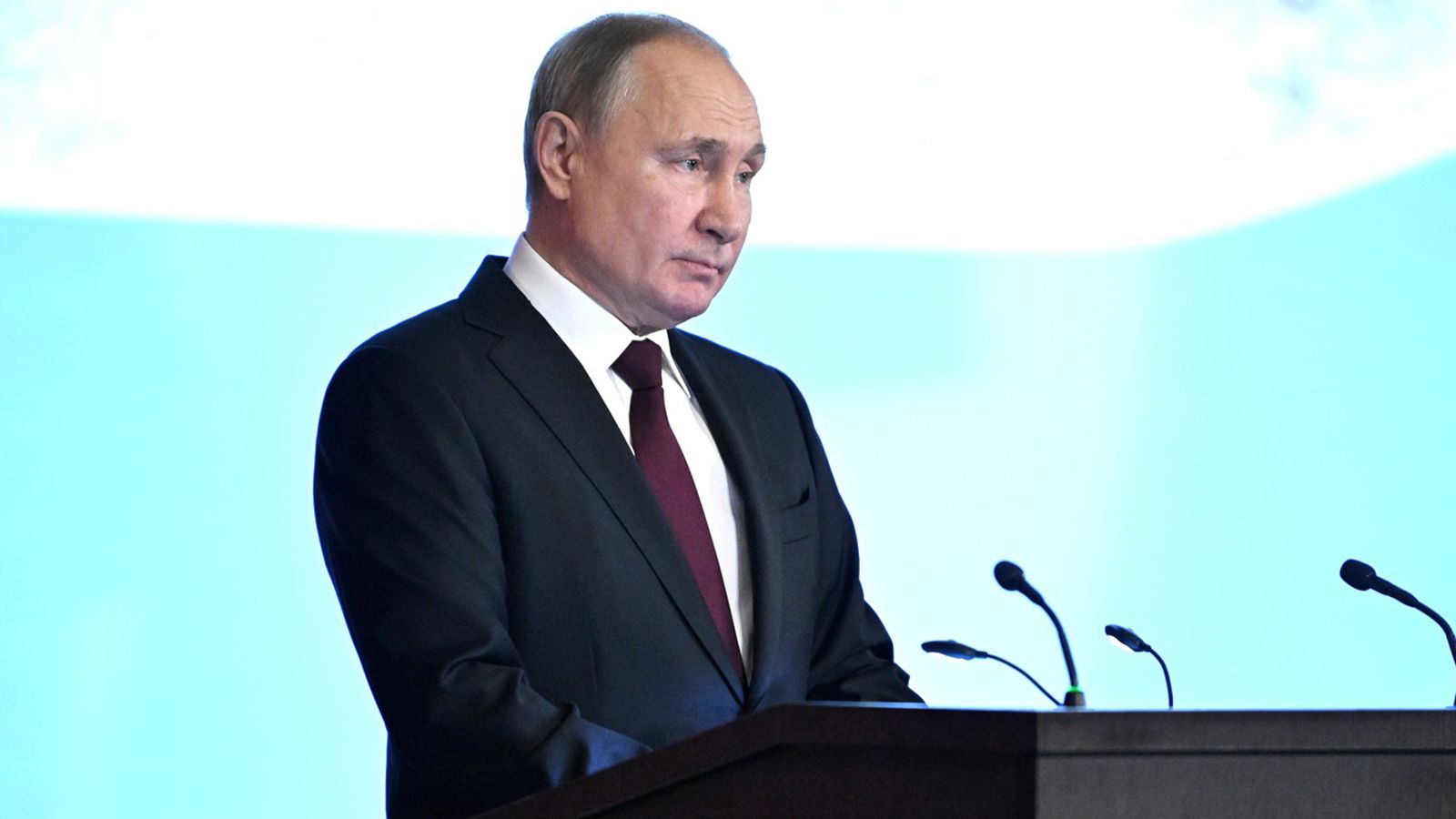 Президент Чехии Земан не увидел блефа в словах Путина о защите страны любыми средствами