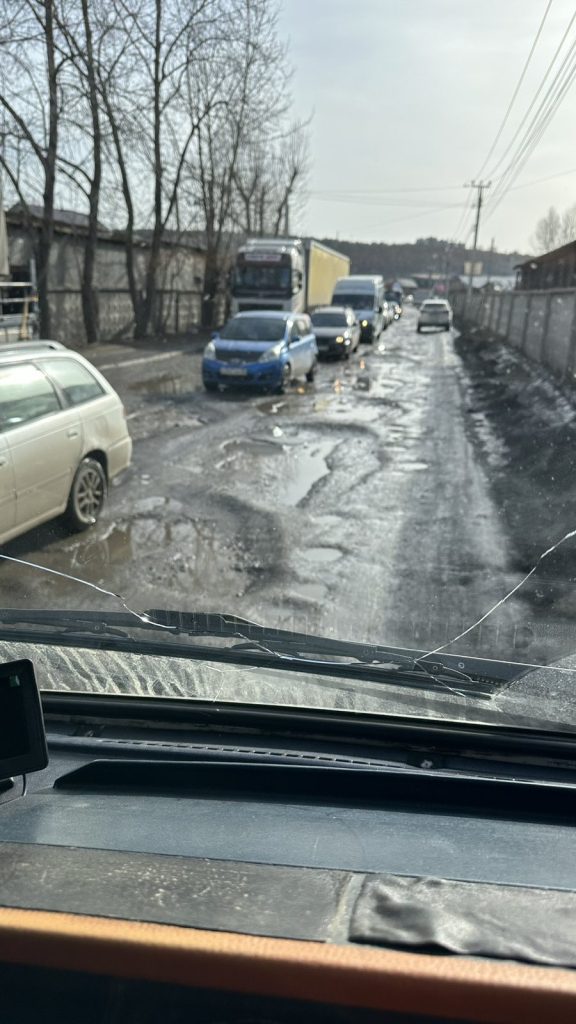 Жители Иркутска и пригорода не могут доехать домой и из дома из-за сильно разбитой дороги