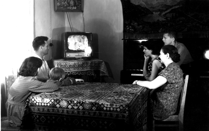 В советское время от телевизора садились недалеко, ведь переключить канал с дивана возможности не было.