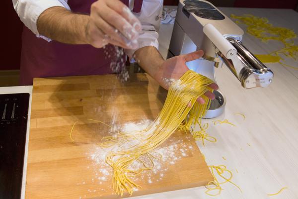Спагетти в соусе Болоньезе спагетти, перемешать, пасты, теста, Подсушить, овощи, тесто, машинке, домашней, листы, помидоры, добавить, соусом, мукой, предварительно, минут, обжарить, морковь, одновременно, сковородке
