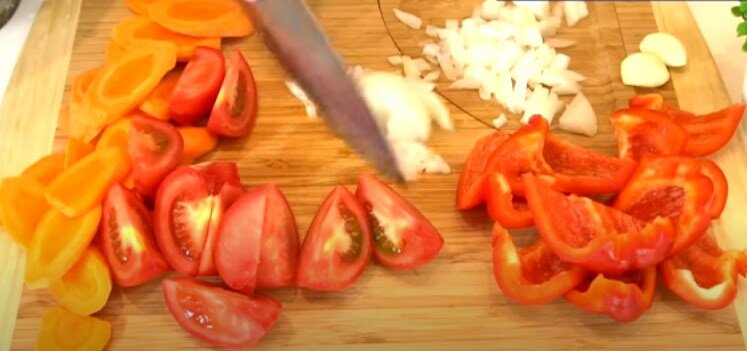 В каждой семье есть свой рецепт шурпы: показываю, как я её готовлю, родные обожают перец, сегодня, кастрюлю, бульон, огонь, добавляем, варим, добавить, кладем, болгарский, приготовления, готовности, помидоры, морковь, луковицуКартофель, сухую, черный, добавляю, специи, лавровый