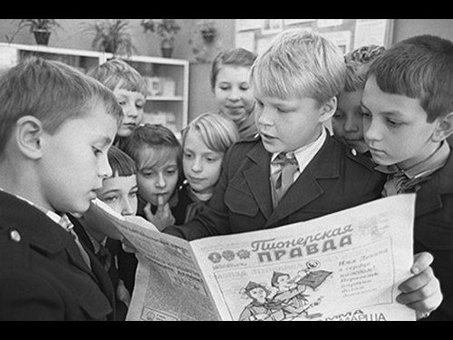 Гимн по утрам и политинформация в школе