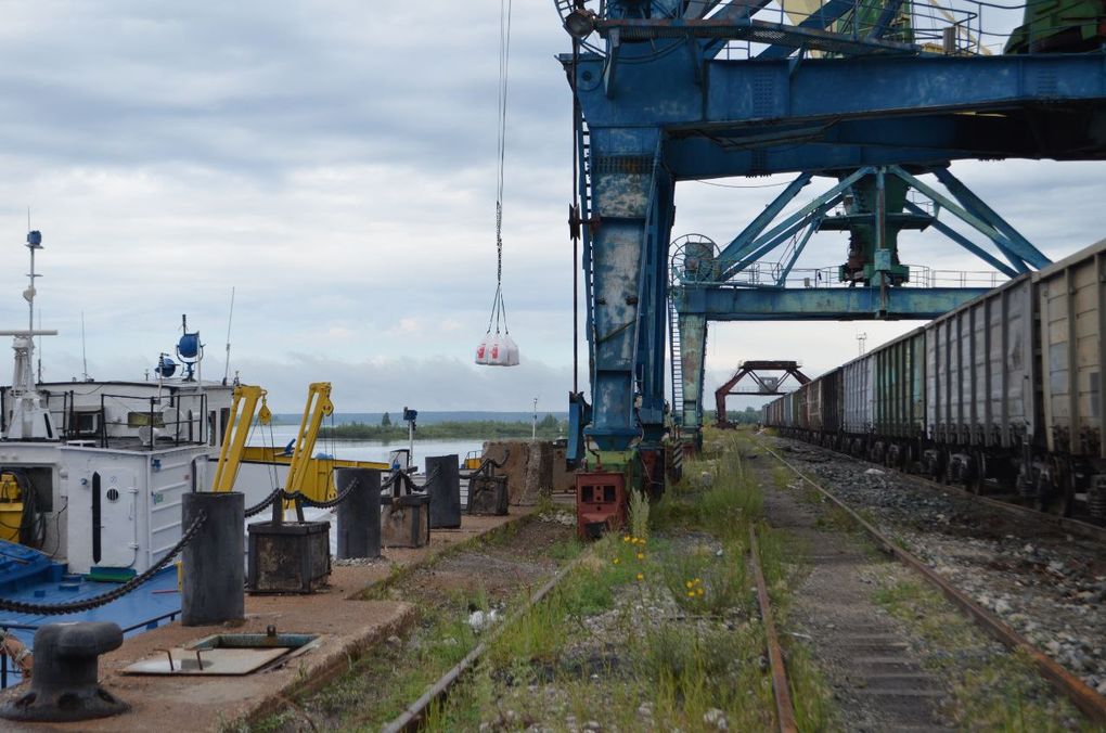 В порту Камбарки стали перегружать техническую соль с барж в вагоны