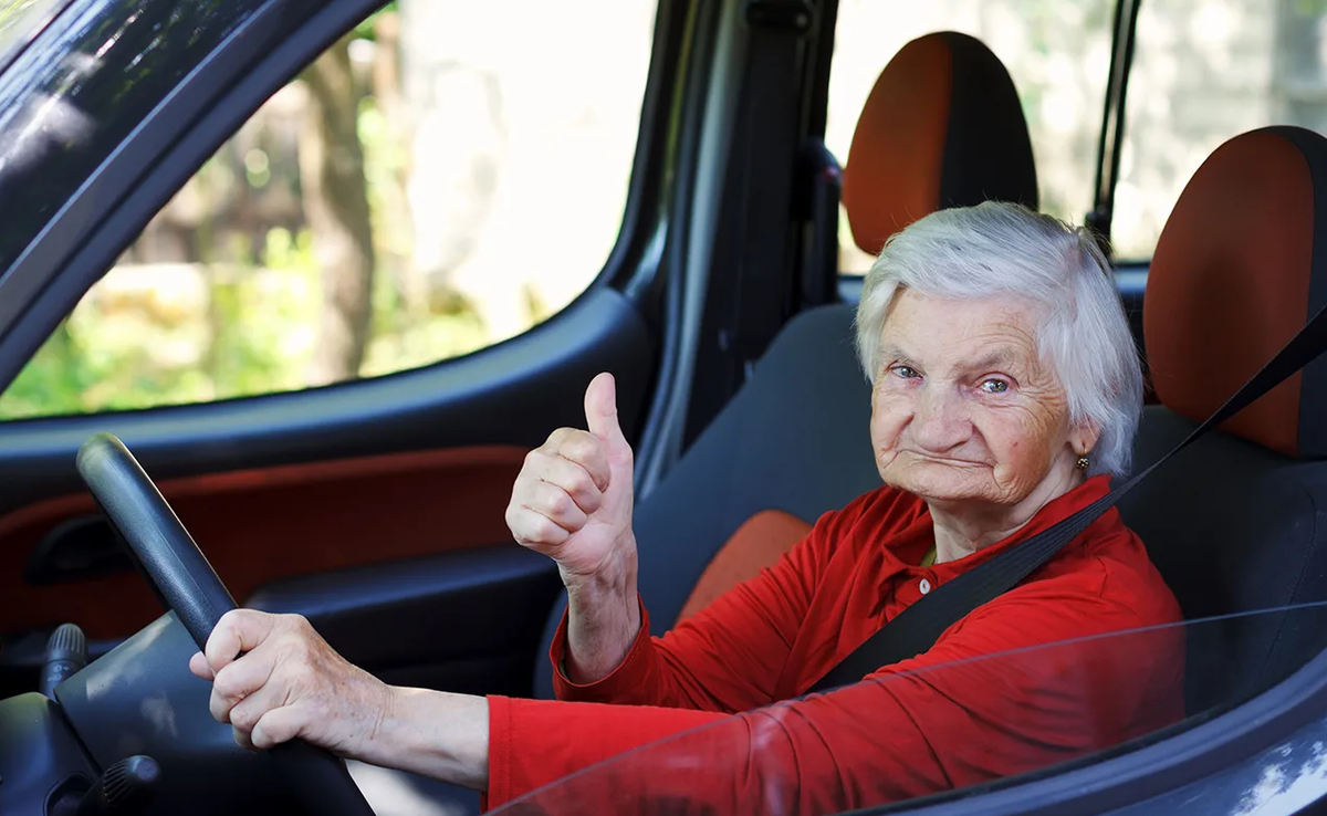 Пенсионерам в РФ хотят запретить ездить за рулём. Что за закон и кого это коснётся