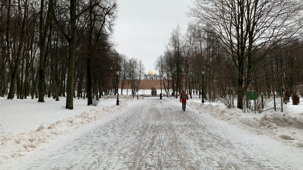 Новгородские коммунальшики ушли на «каникулы»: город утопает в каше из грязи, льда и снега
