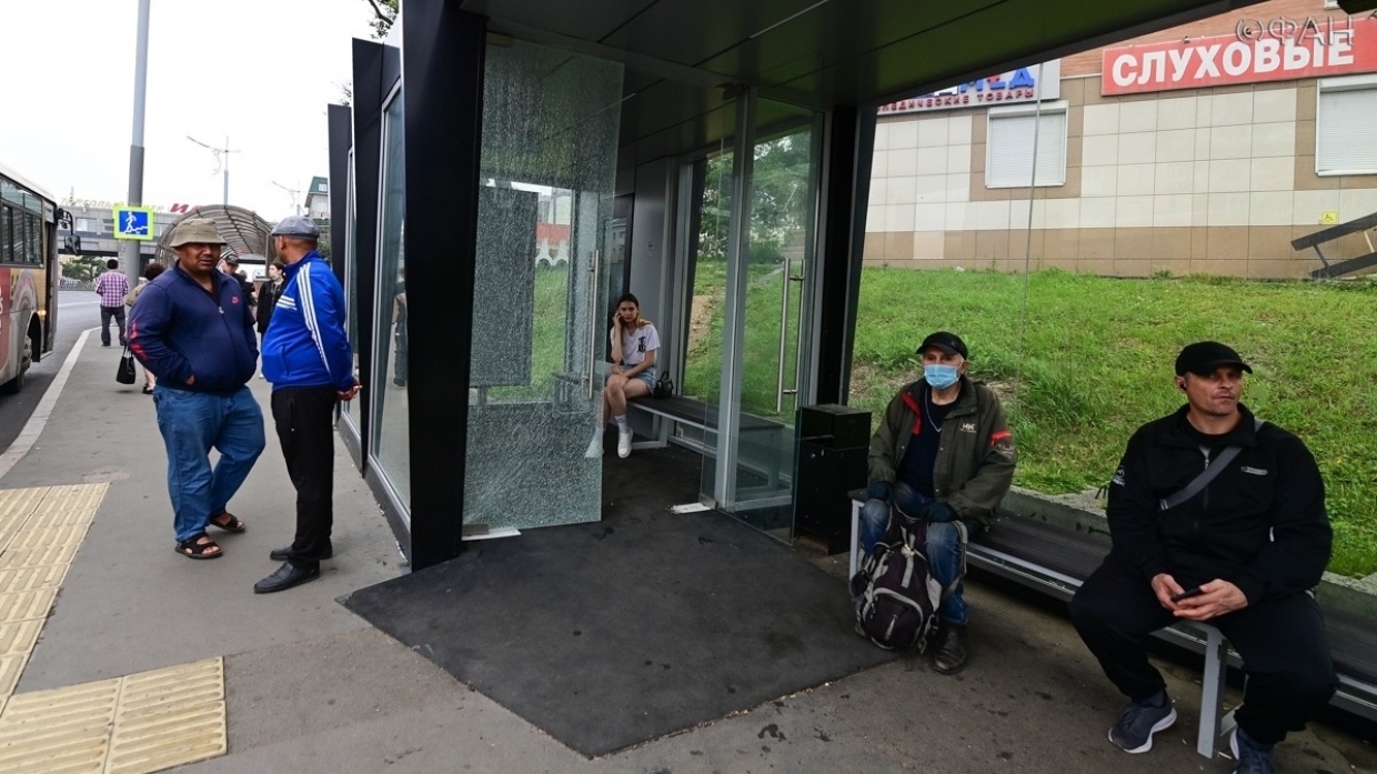 Вандалы разрушают антивандальные остановки во Владивостоке
