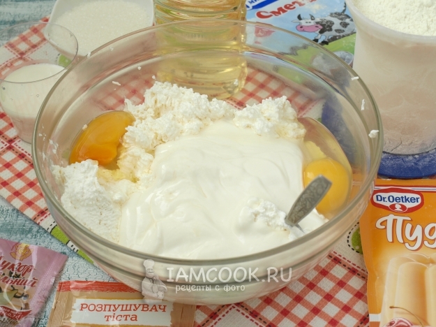 Положить яйца и сметану