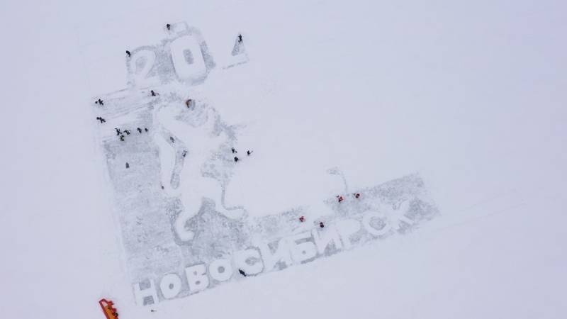 Гигантскую новогоднюю открытку нарисовали на льду озера в Новосибирске
