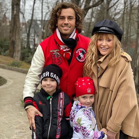 Цветы, стихи и торт со свечами: как Алла Пугачева с детьми поздравили Максима Галкина с днем рождения Звездные дети