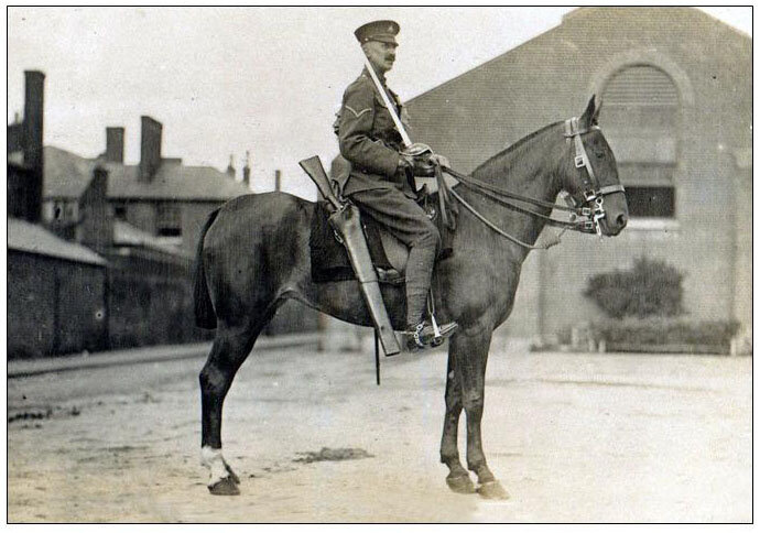 Британский кавалерист с Pattern 1908 Cavalry sword. 