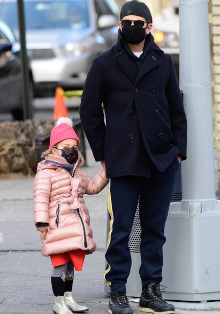 Идиллия после развода: Брэдли Купер и Ирина Шейк на прогулке с дочкой Леей Дети,Дети знаменитостей