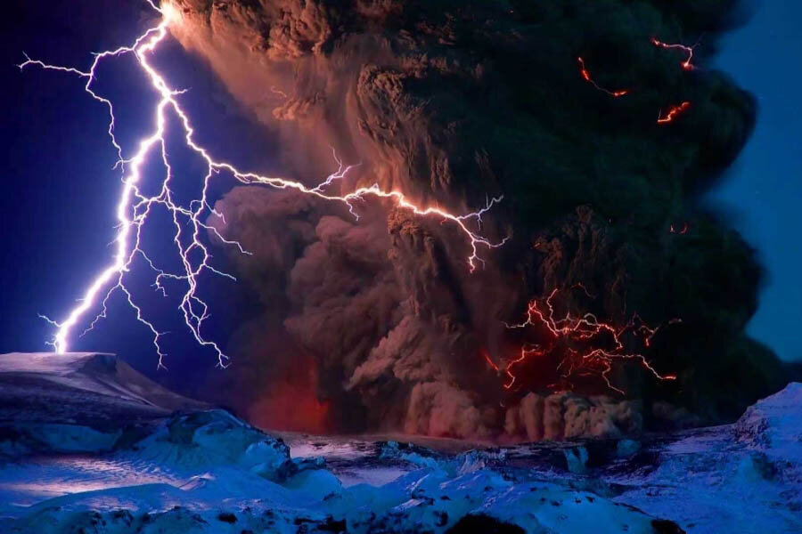 
Вулканическая активность порождает впечатляющие молнии, которые бьют из кратера и связаны с электрическими процессами в магме. Также молнии могут зарождаться в облаках в связи с трением вулканического пепла.