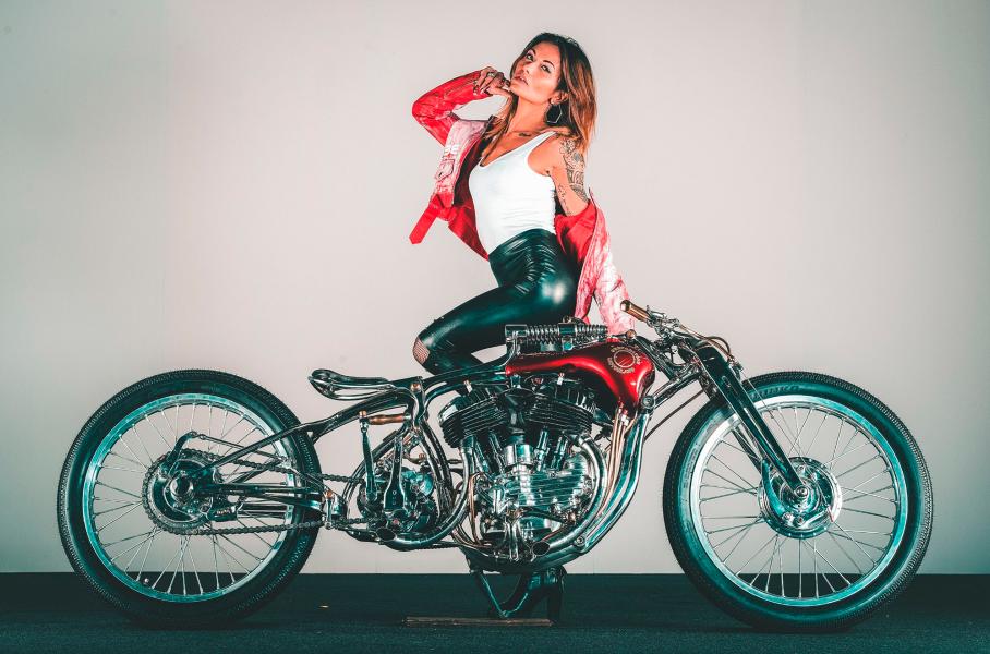 Кастом-байки и девушки мотосалона в Вероне Ducati, мотоцикл, выставке, почти, взгляд, Monster, Вероне, остроумно, назван, комментариев, владелец, ласково,  Первая, зовет, Garage, стиле, такой, скорее, брутальный, оригинал