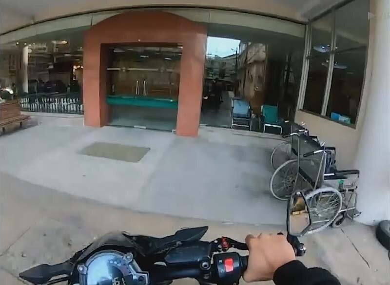 Герой спас жизнь 8-летней девочке, объехав пробку на своём мотоцикле