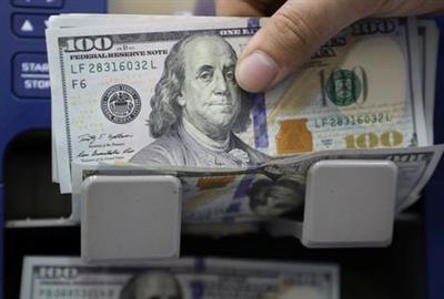 A man counts U.S. dollar banknotes at a currency exchange shop in Beirut, Lebanon March 23, 2021. Picture taken March 23, 2021. REUTERS/Mohamed Azakir