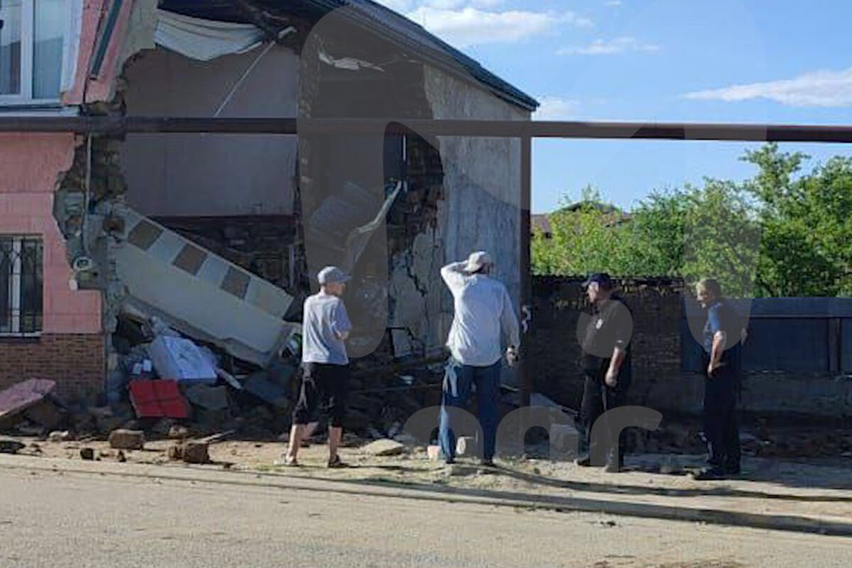 Mash: в Дагестане тракторист случайно разрушил стену жилого дома,