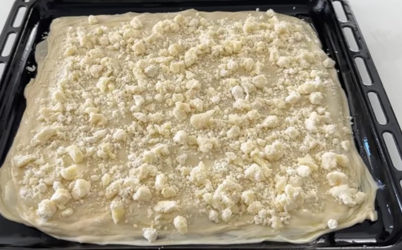 Подруга поделилась рецептом своего легендарного пирога с сыром, теперь готовлю его каждые выходные тесто, теста, выложите, пласт, пирог, кусочки, кусочек, растопленным, маслом, противень, оставьте, пленкой, минутСмажьте, миску, маслоПереложите, растопленное, Чтобы, обмакните, часть, Растяните