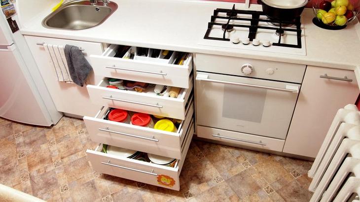 Преимущество маленьких кухонь в том, что все необходимое находится на расстоянии вытянутой руки!