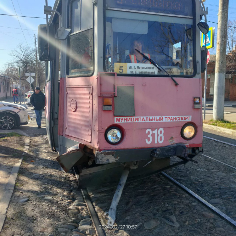 В Краснодаре на Коммунаров стоят трамваи: ДТП
