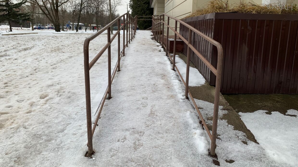 Новгородские коммунальшики ушли на «каникулы»: город утопает в каше из грязи, льда и снега