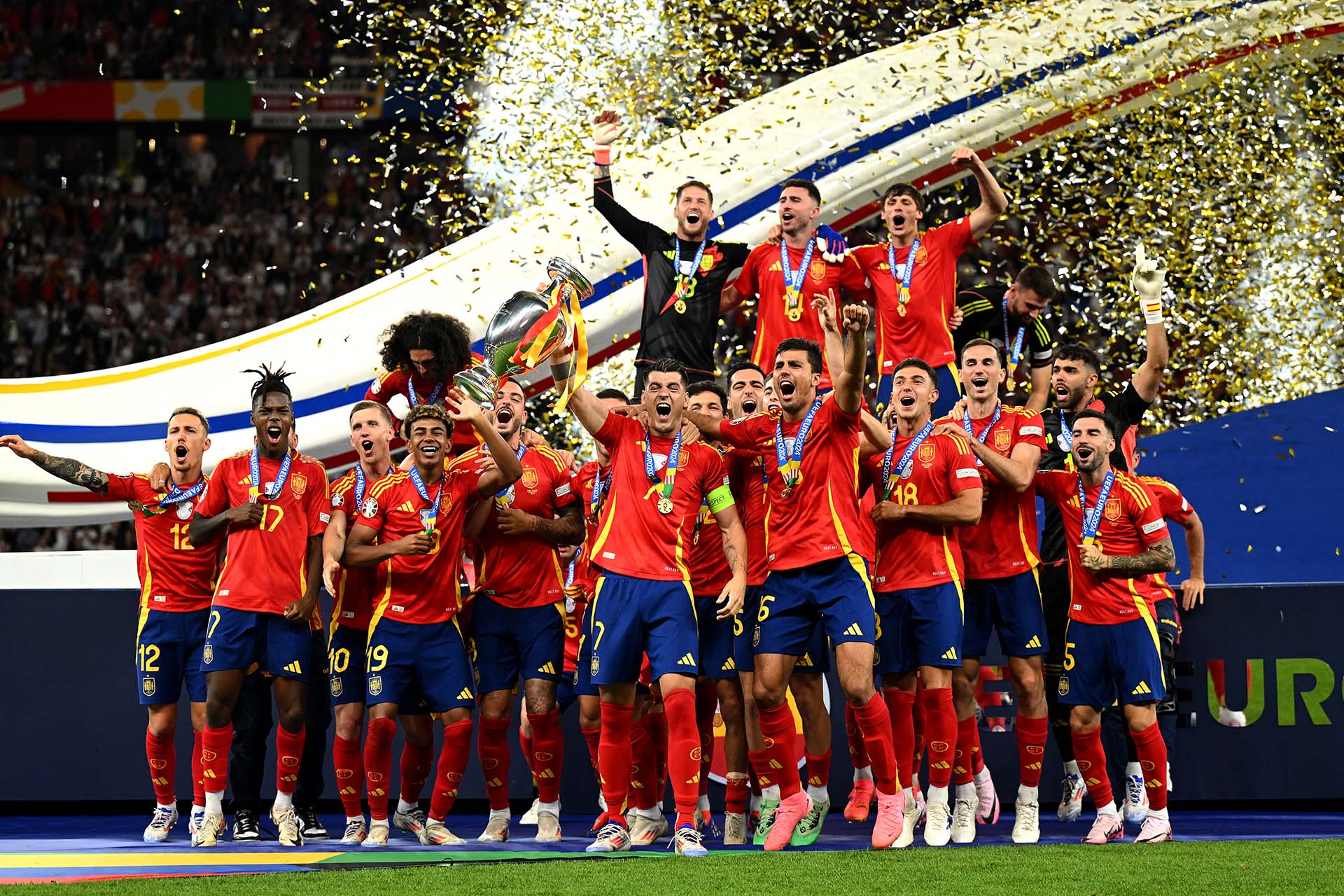 Испания с главным трофеем чемпионата после победы над Англией в финале Чемпионата Европы по футболу, 14 июля 2024 года