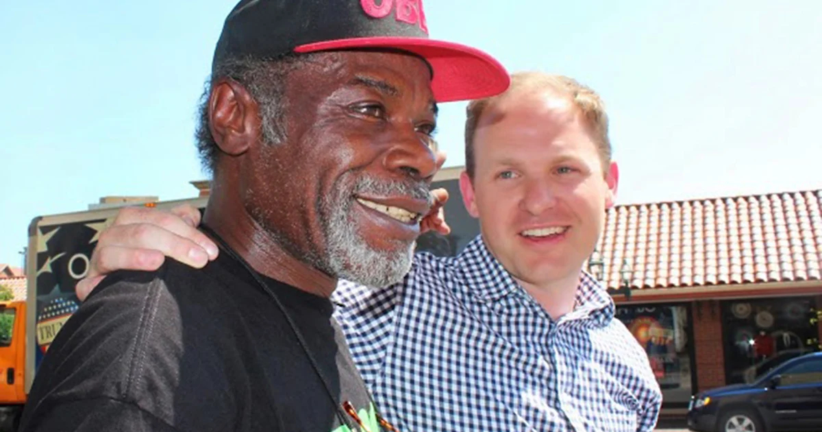 Бездомный нашел на улице кольцо с бриллиантом и решил вернуть владельцу. Решение полностью изменило его жизнь Культура