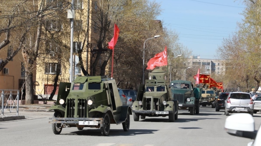 Военные на бронеавтомобилях провели автопробег в центре Новосибирска
