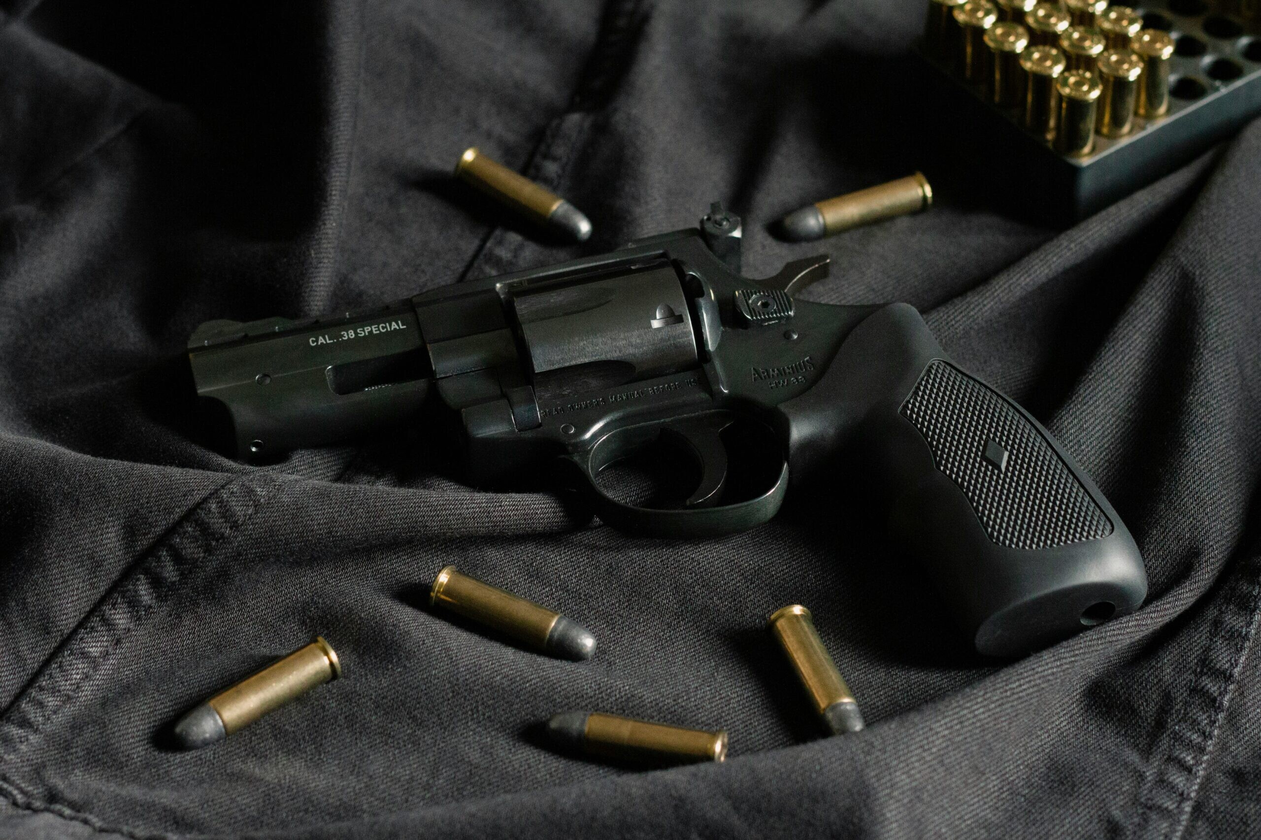 Гнался с оружием в руках: в Ленобласти задержали вооруженного револьвером мужчину