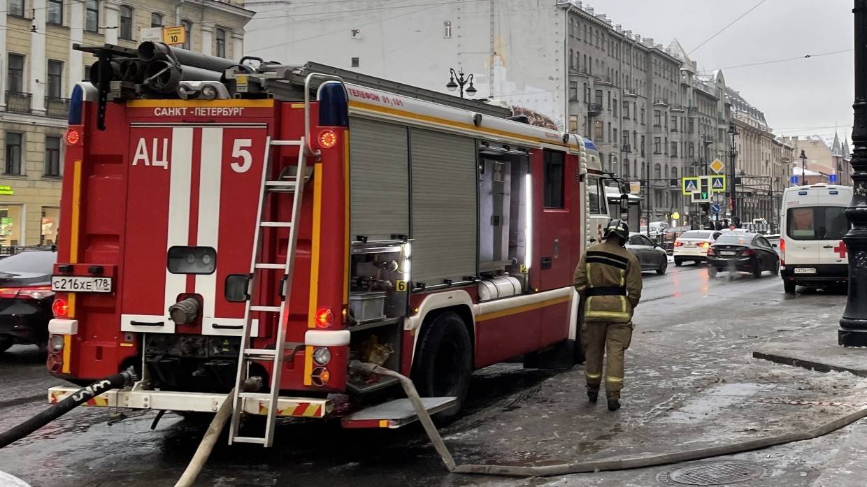 Пожар уничтожил грузовик на перекрестке Передовиков и Косыгина в Петербурге
