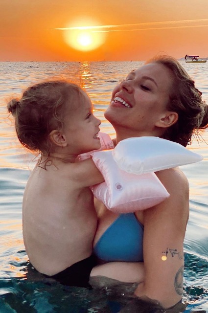 Рита Дакота с дочкой и возлюбленным отдыхает в Сочи Рита Дакота с дочкой и возлюбленным отдыхает в Сочи Экстерьер