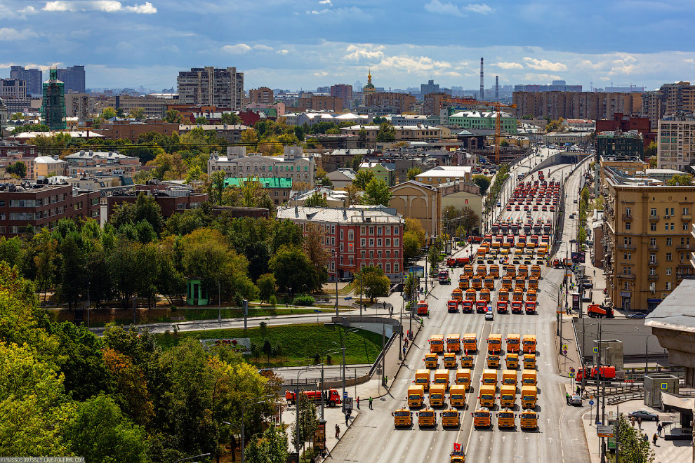В Москве прошел парад коммунальной техники