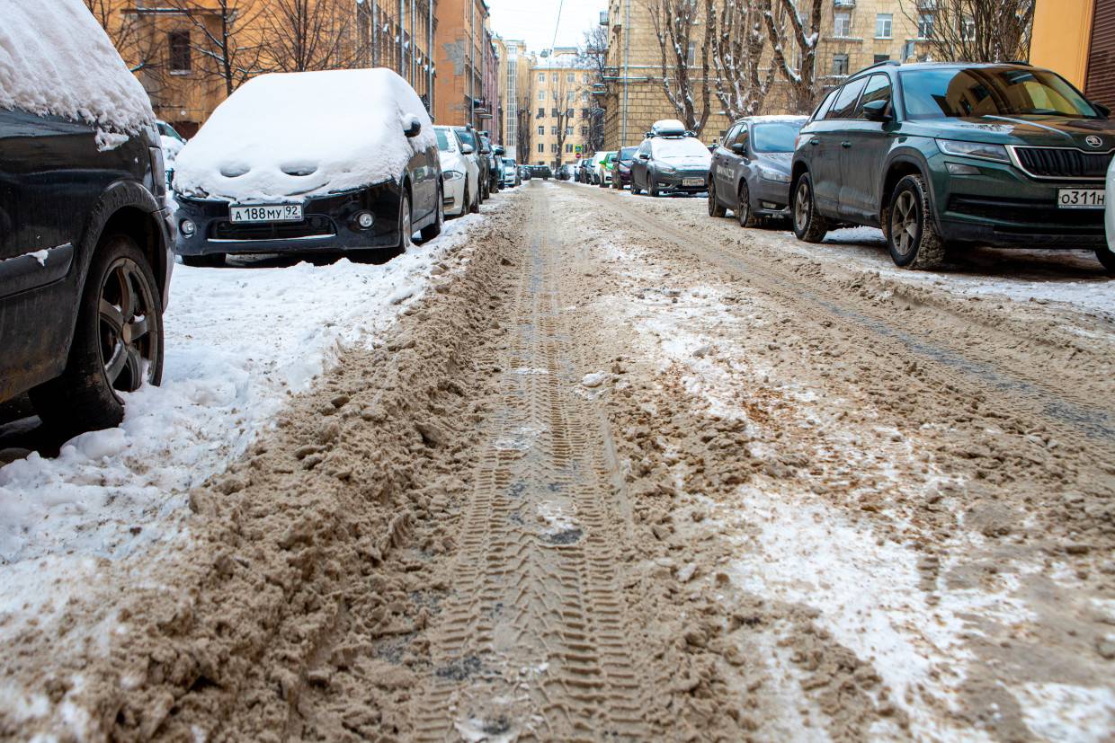 Снежный тротуар. Январский снегопад. Мокрый снег. Гора снега на обочине. Питерские сугробы 2022.