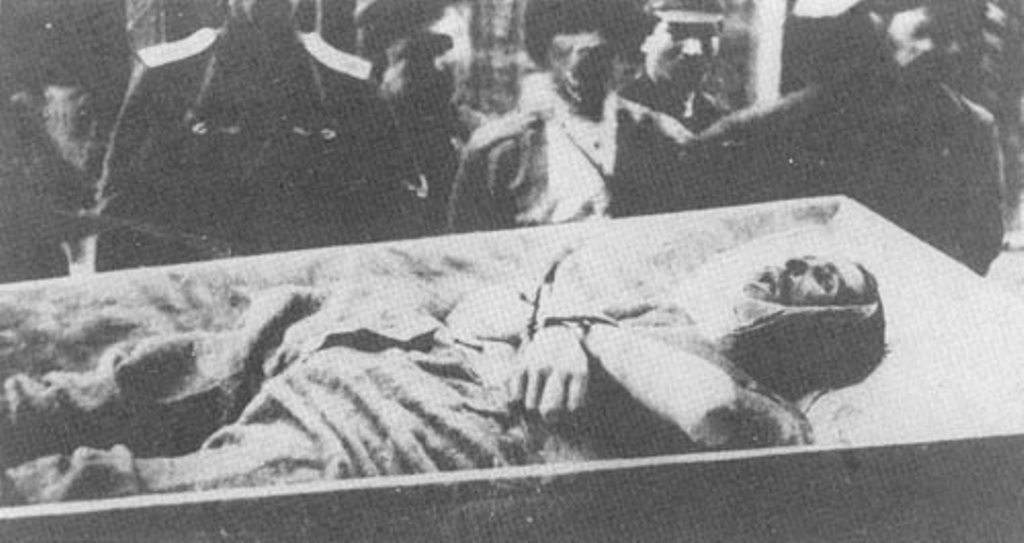 Яков Чус, тяжело раненный казак, оставленный отступающей Белой гвардией. Подошедшими красными облит бензином и заживо сожжен. 