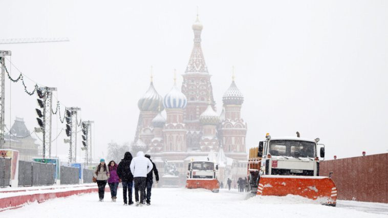 Коммунальщики перешли на круглосуточный режим уборки снега в Москве