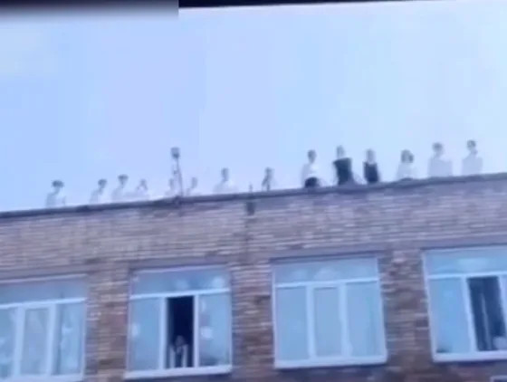 Во Владивостоке выпускники станцевали на крыше школы, устроив громкий скандал