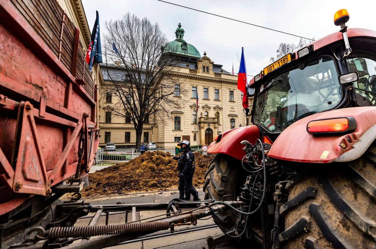 Как бы скромно чешские фермеры не старались проводить свою часть общеевропейских акций (главное не победа, главное участие), Прагу постигла вонючая участь.-4
