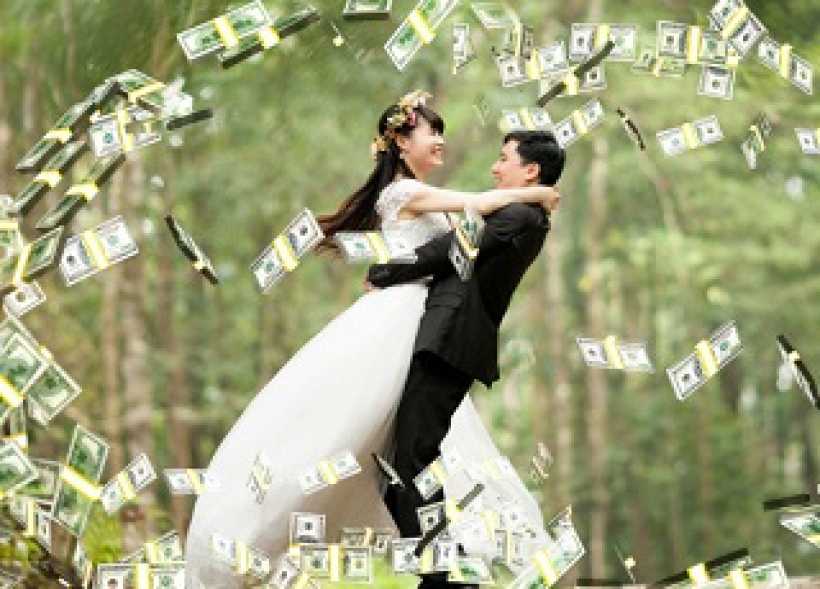 Сколько давать на свадьбу денег. Деньги на свадьбу. Роскошные Свадебные деньги. Свадебная купюра. Молодожены в деньгах.