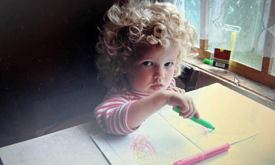 А кто это сделал? Редакция Parents.ru поздравляет всех женщин с 8 марта трендом «покажи свою команду в детстве»