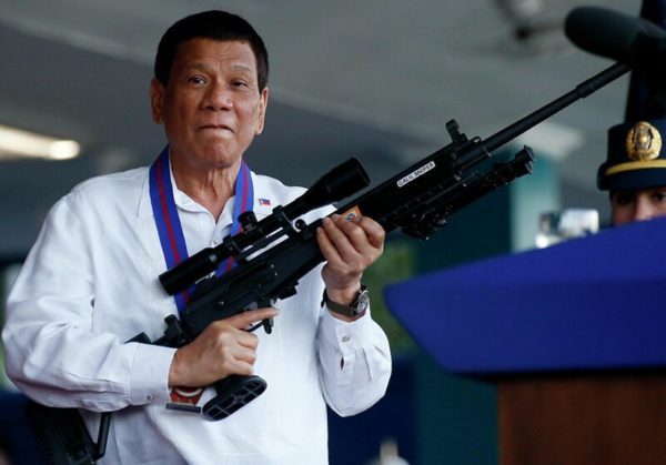 Президент Филиппин разрешил своим гражданам стрелять