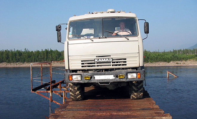 Водитель фуры из Сибири показал самый опасный мост России: его ширина 1,5 метра при длине километр мосту, Витим, моста, ширина, просто, который, перил, поездки Никаких, нелегкой, такой, водителям, требуется, Через, концентрации, уровень, ограждений, легко, метров, целых, рекой