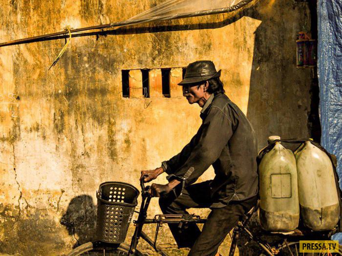 Удивительные снимки древнего вьетнамского города, жители которого застряли во времени (17 фото)