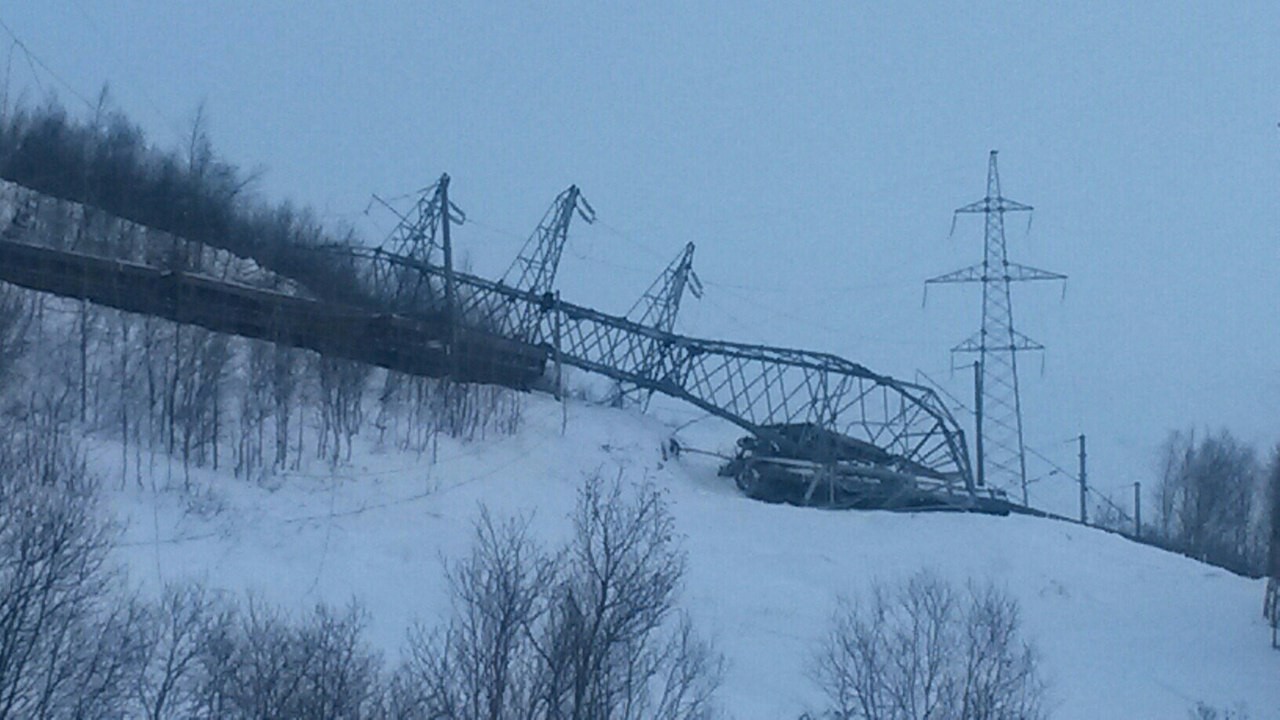 Под мурманском. ЛЭП Мурманск опоры. ЛЭП Кировск. Опоры ЛЭП В Кировск. Контактные опоры в горах.